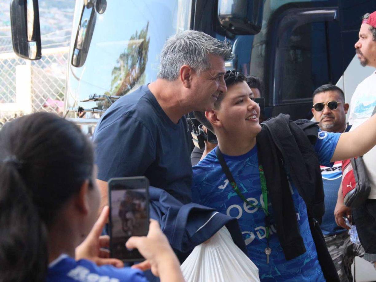 Un aficionado le pidió una fotografía a Diego Vázquez en el momento de la llegada del Motagua al estadio. El estratega accedió de forma amena. 