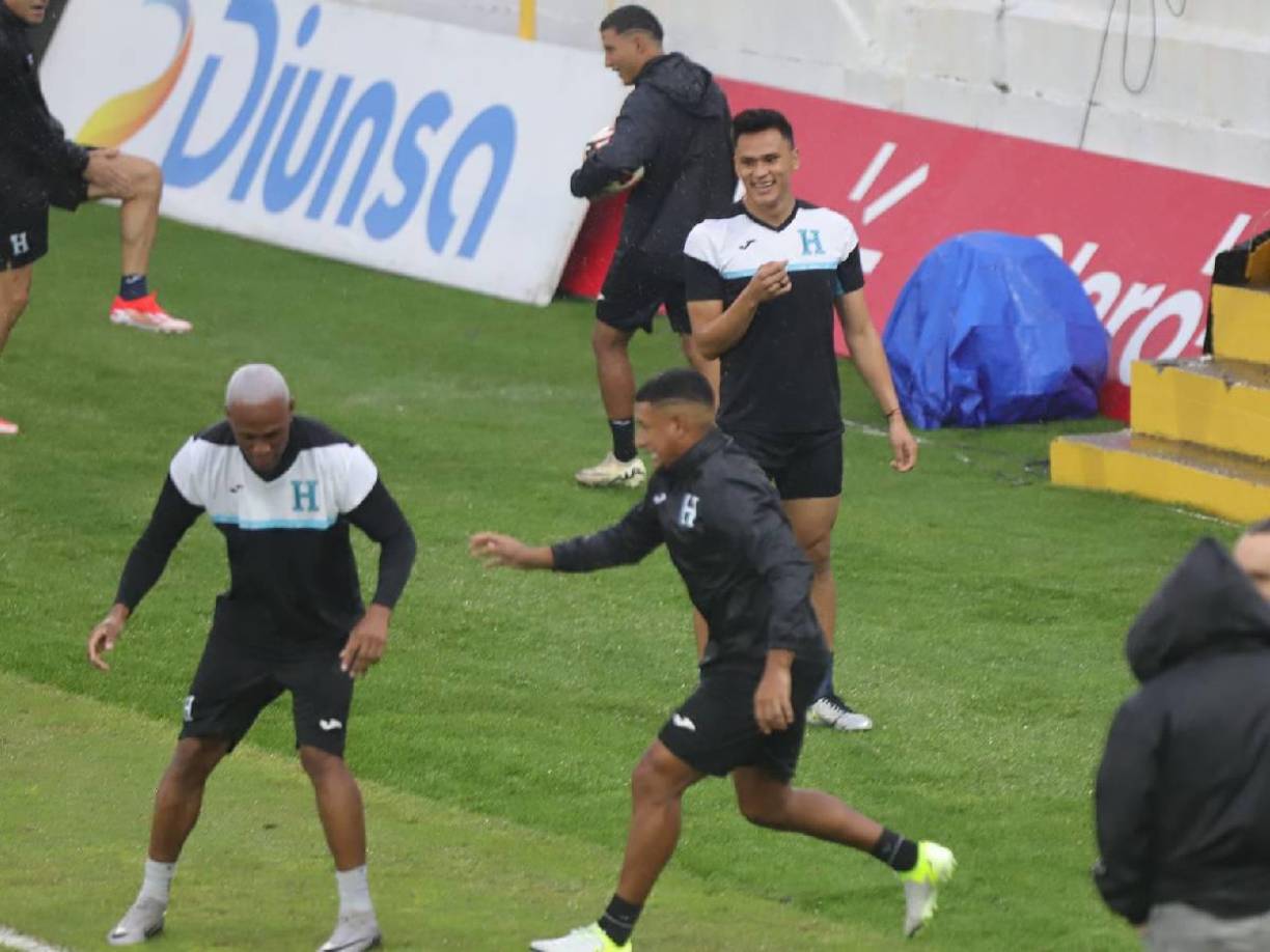 Los jugadores Deybi Flores y Bryan Acosta bromearon en la práctica de este jueves 14 de noviembre. 