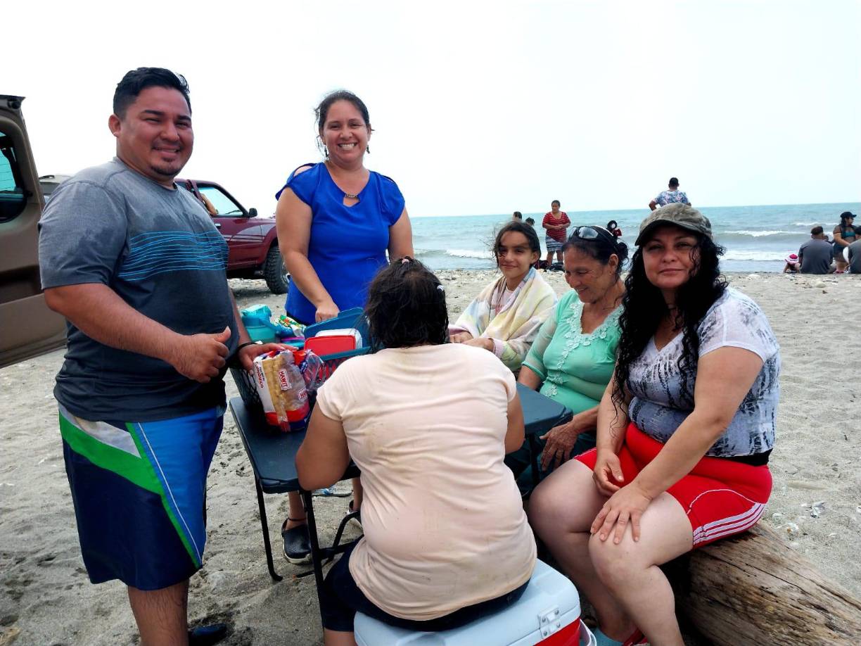 Guatemaltecos encantados con las playas de Masca, Omoa