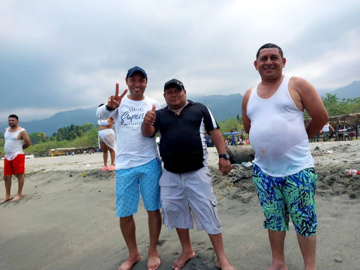 Guatemaltecos encantados con las playas de Masca, Omoa