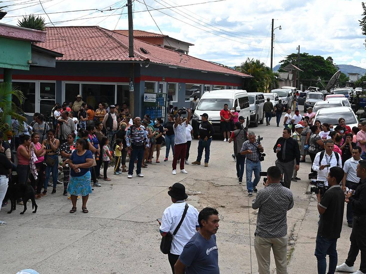 En las calles que dan acceso a la cárcel, hay una gran cantidad de medios y de personas que buscan información de sus parientes.