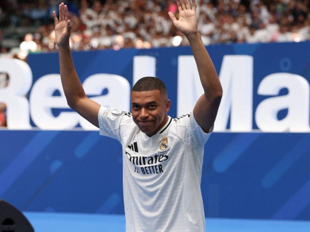 “Buenos días a todos. Voy a intentar hablar en español. Guau, es increíble estar aquí. He dormido muchos años con el sueño de jugar con el Real Madrid, hoy se realiza mi sueño y soy un chico muy feliz hoy. Muy feliz”, fueron las primeras palabras de Mbappé.