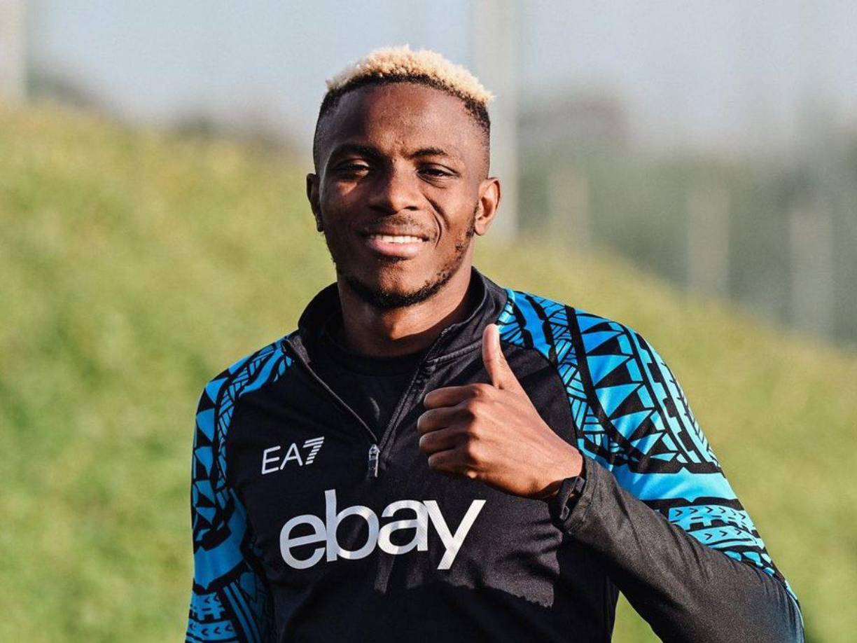 Según publica Fabrizio Romano, el Al-Ahli sigue detrás del delantero nigeriano después de ofrecer 65 millones al Nápoles. El Chelsea también sigue atento a su situación, en una operación que sería independiente de la del Chelsea. El PSG, sgún el italiano, no ha pujado por el ariete.