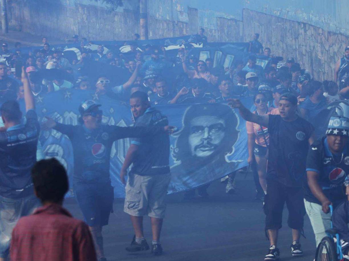 El show de la barra del Motagua en las calles de Tegucigalpa. 