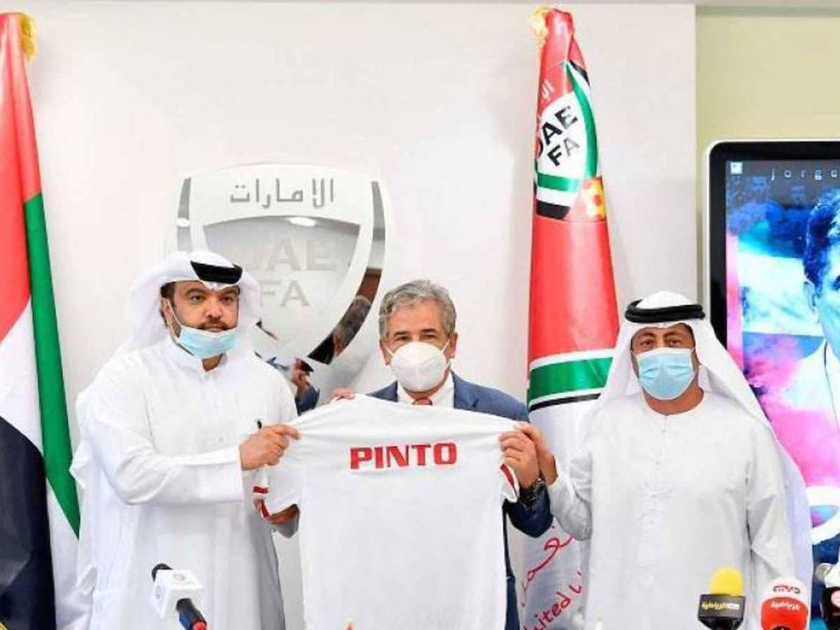 También tuvo un paso por la Selección Nacional de Emiratos Árabes Unidos pero este fue corto, rescindió contrato luego de tres partidos amistosos jugados.