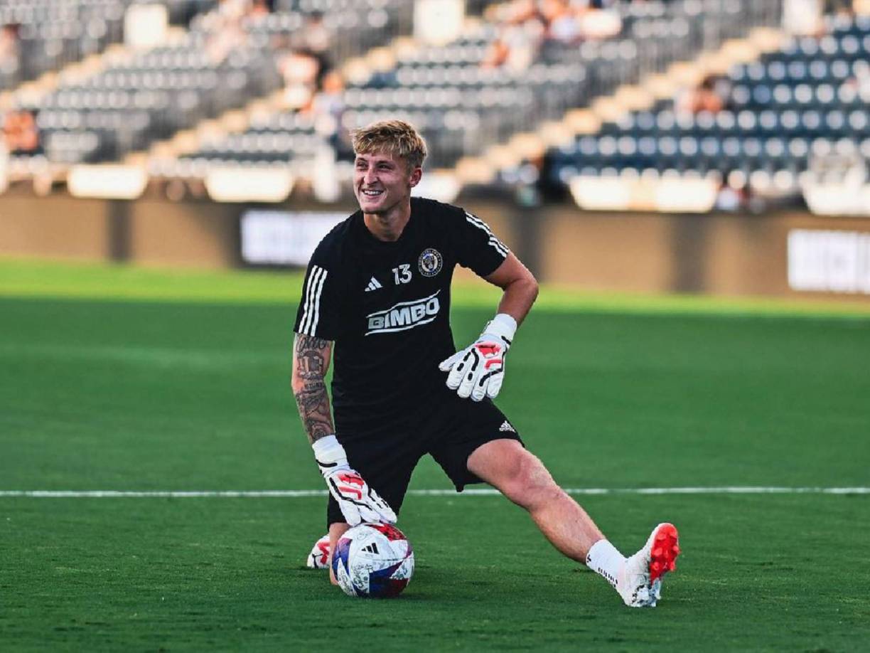 “Queremos agradecerles a todos por sus pensamientos y oraciones durante este tiempo difícil. Holden murió esta tarde rodeado de su familia y sus amigos”