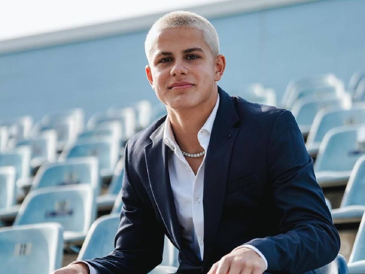 Sin embargo, el contrato tiene una cláusula en la que cuando cumpla los 18 años será traspasado al Manchester City.