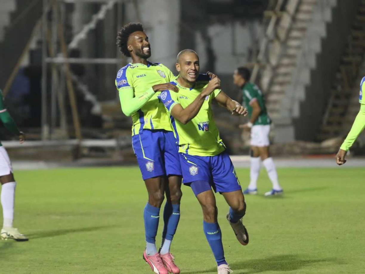 Eddie Hernández celebrando su gol que puso en ventaja al Olancho FC contra el Marathón.