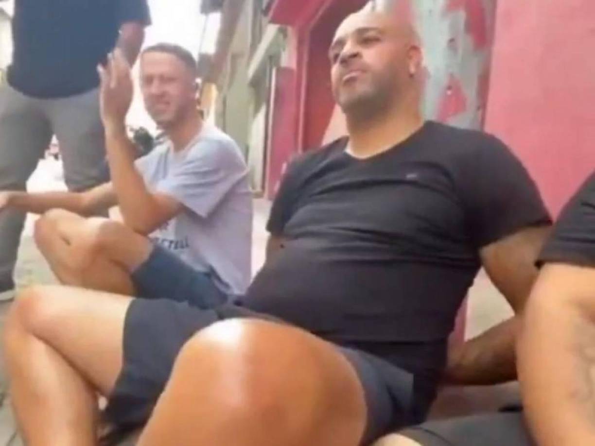 Hace unos días, Adriano fue captado en video tomando cervezas en una de las favelas en su natal Río de Janeiro, llenando de intriga a algunos cibernautas en sí el exjugador vive en estas urbes.