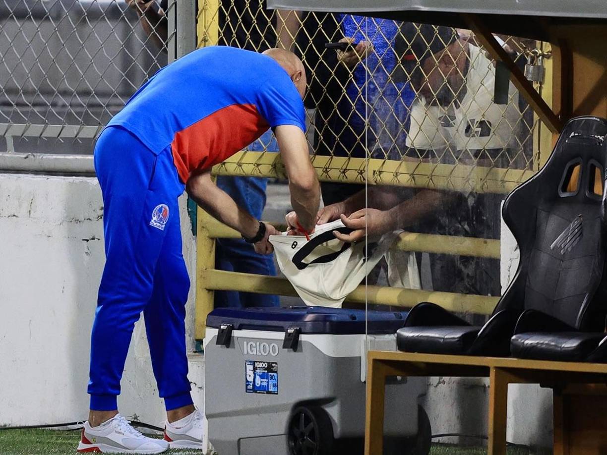 El entrenador del Olimpia también firmó autógrafos en camisetas de aficionados merengues.
