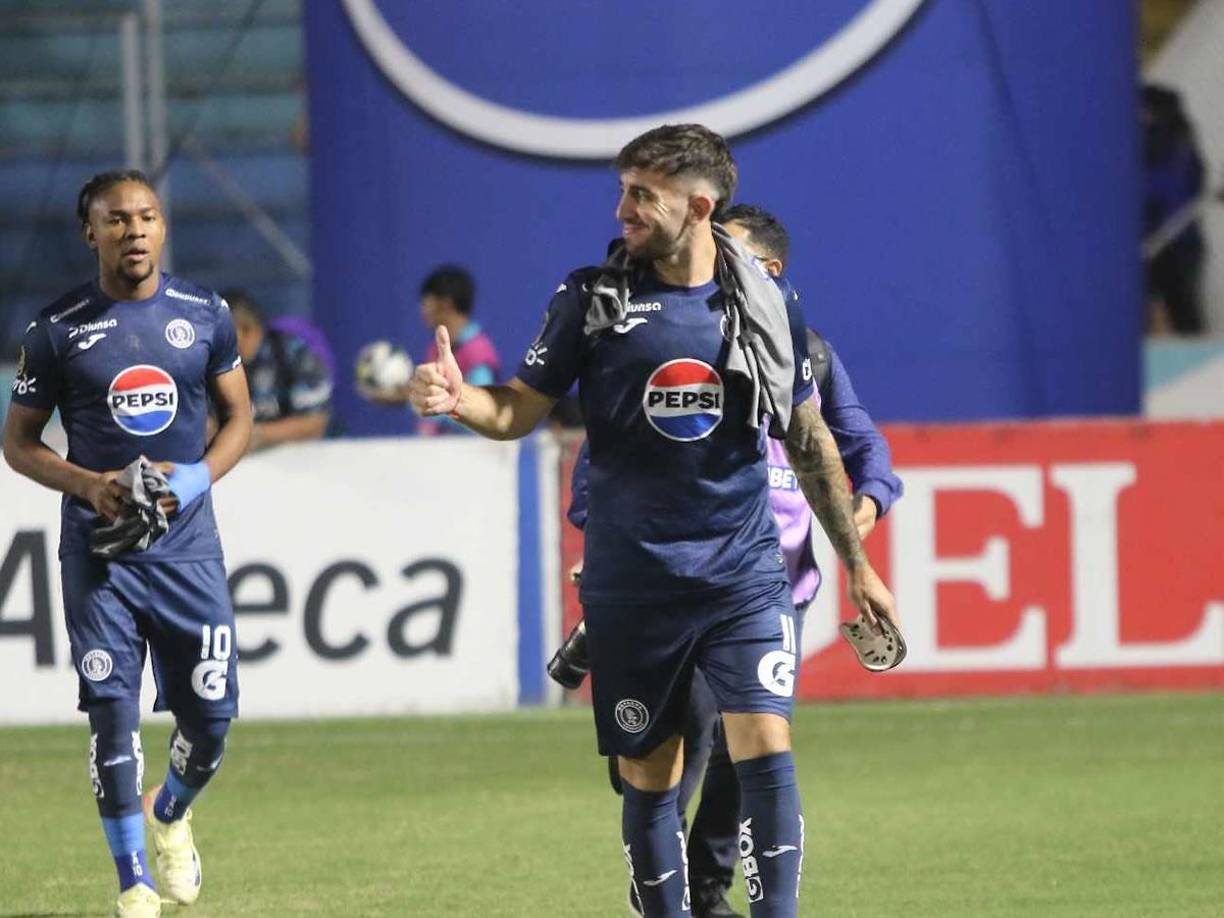 Horas antes del partido saltó la noticia de la salida de Agustín Auzmendi de Motagua para jugar en Godoy Cruz de Argentina. El goleador argentino llegó saludando y de buen ánimo al Nacional.