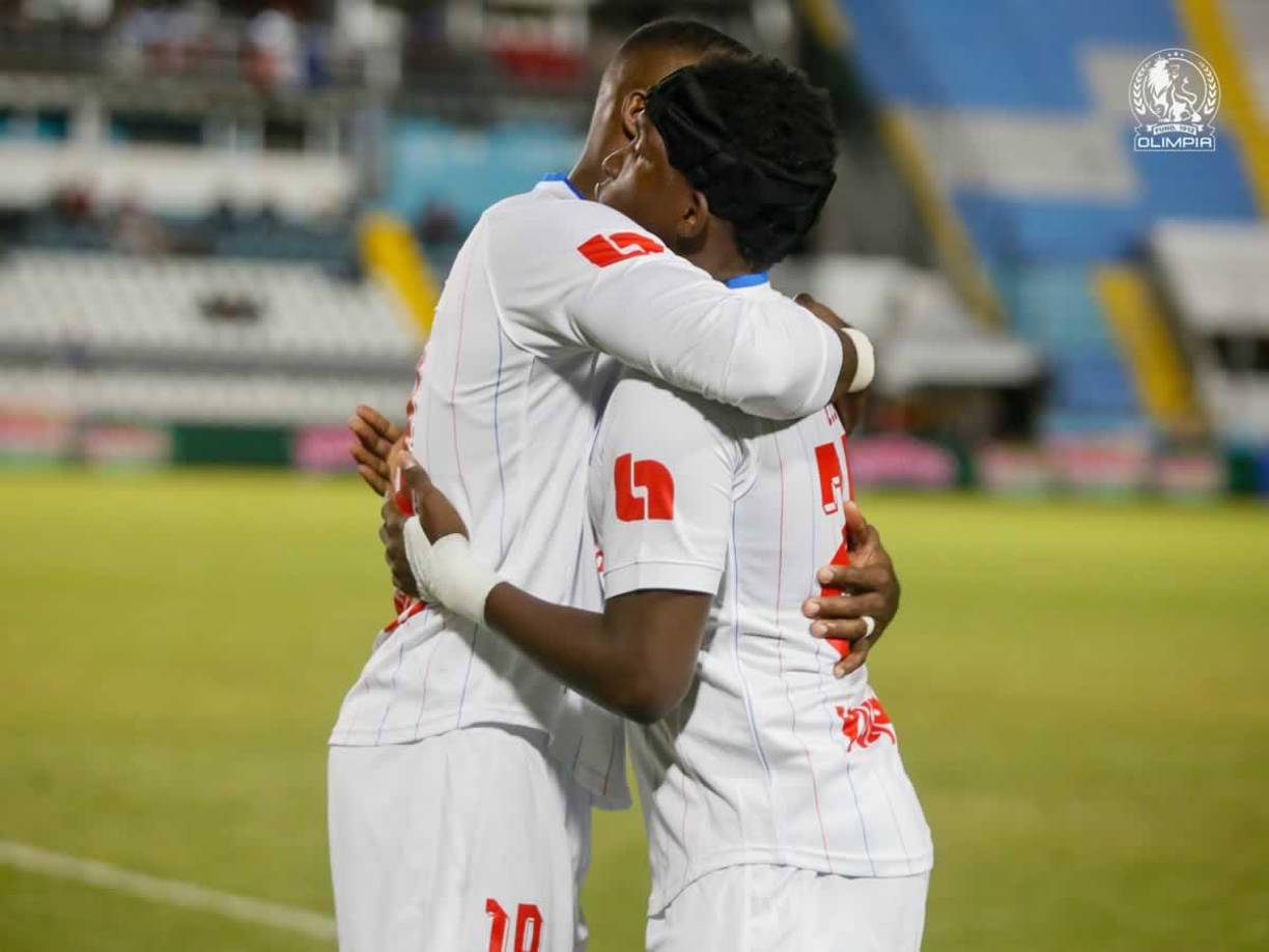 Alberth Elis entró a la cancha en lugar de Yustin Arboleda. Así fue el abrazó que le dio el colombiano al hondureño.