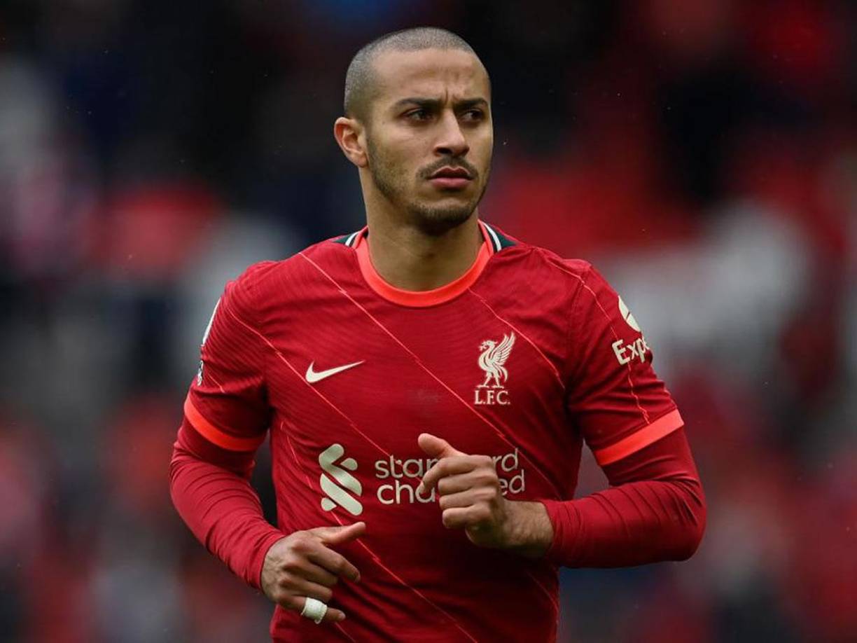 Según el diario Sport, desde el FC Barcelona valoran la posibilidad de fichar a Thiago Alcántara en este mercado de fichajes. Su ‘versatilidad’ gusta en el club culé y encaja con el modelo de juego que quiere llevar a cabo Xavi. En la prensa inglesa apuntan que el Liverpool está dispuesto a escuchar ofertas por el jugador si quiere salir, y le dejarían marchar por unas cantidades ‘asequibles para las arcas blaugranas’, debido a que le queda un año de contrato.