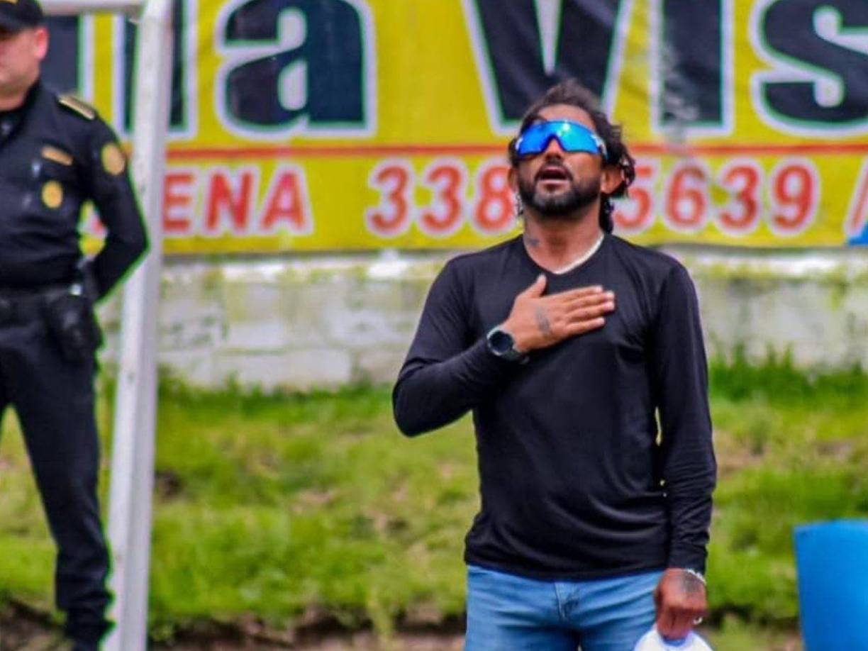 Los presuntos agresores habrían llegado al restaurante, que se encuentra ubicado al lado de una gasolinera, en un auto blanco del que bajaron varios hombres que portaban chalecos parecidos a los de los agentes de la Policía Nacional Civil.