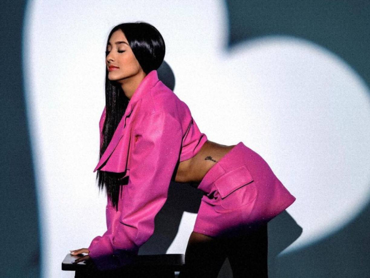 Hermosa chica llega a San Pedro Sula para acompañar a futbolista