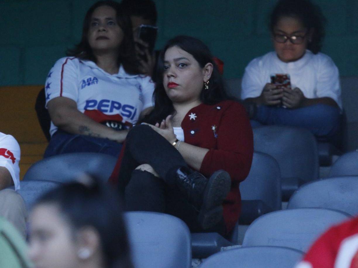 Otra de las aficionadas que llegó desde muy temprano al sector de silla para disfrutar del Olimpia vs Real Sociedad. 