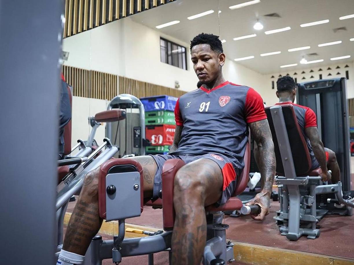 Romell Quioto trabaja mucho para mantenerse en forma. Dedica horas en el gimnasio y es titular indiscutible en el Al Arabi SC de la segunda división.