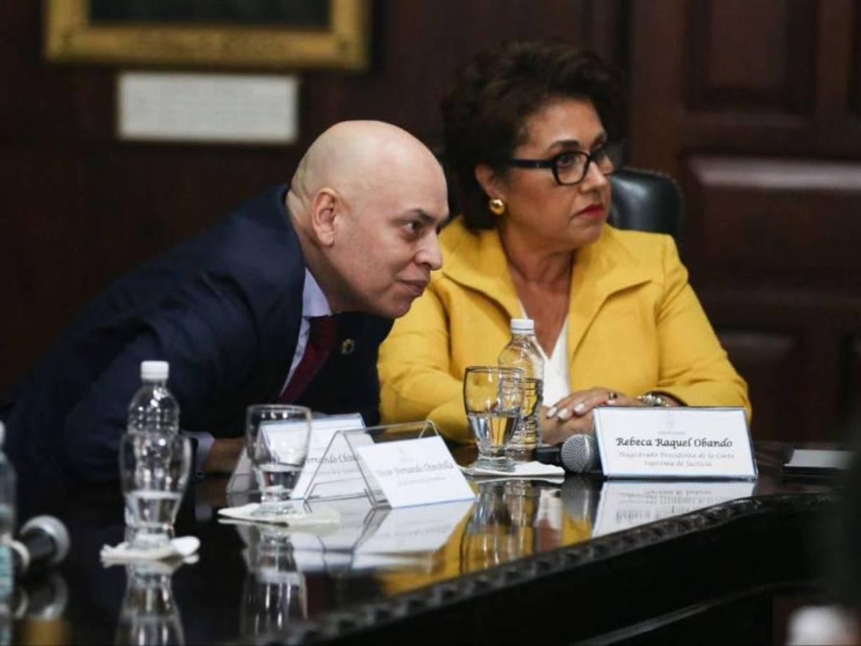 El fiscal general, Óscar Chinchilla, estuvo pendiente de lo manifestado por la mandataria Xiomara Castro. Al lado del titular del Ministerio Público estaba la presidenta de la Corte Suprema de Justicia, Rebecca Ráquel Obando. 