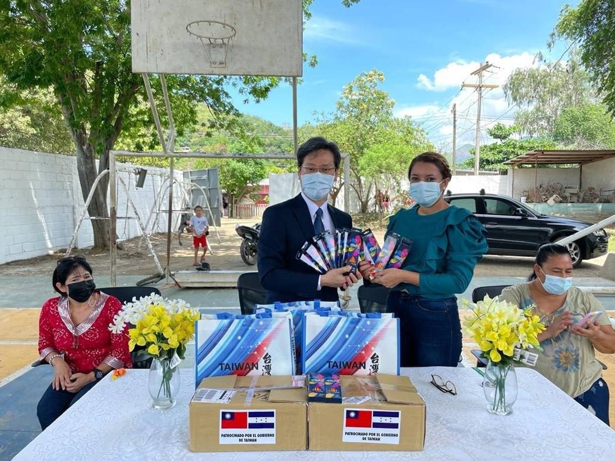 Pero luego la esperanza llegó, pues a través de la campaña Volvamos a las Aulas de LA PRENSA, aliados como Taiwán, Colegio de Arquitectos, Rotarios, Alcaldía sampedrana, Durman y otras empresas, se dedicaron a restaurar el centro educativo.