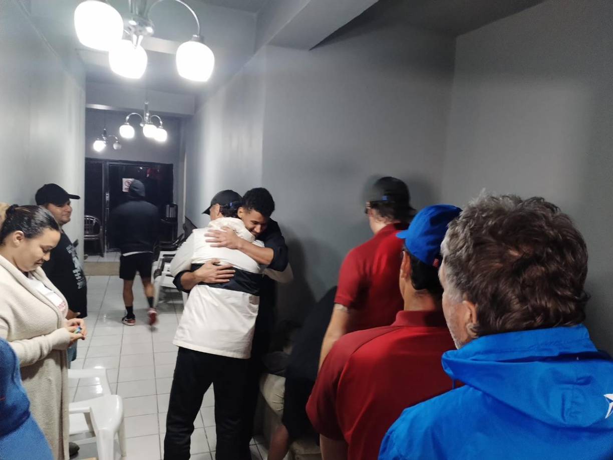 Y así fue, el entrenador argentino junto a los jugadores llegaron en horas de la madrugada para despedirse de Demetri.