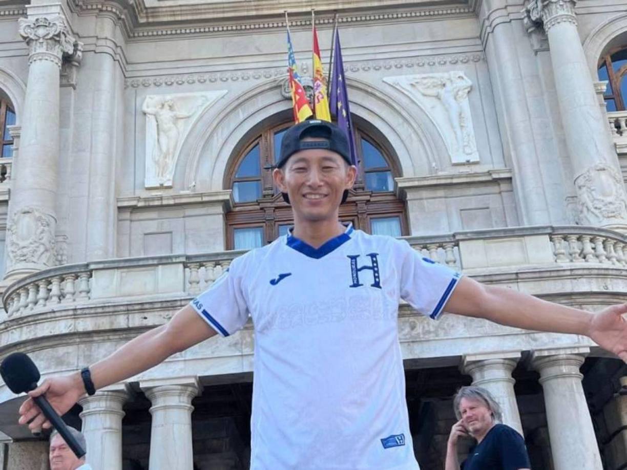 “Me puse triste pensando en la vida de los inmigrantes (y hasta los jugadores de fútbol) que viven tales experiencias constantemente”, comentó después en redes sociales.