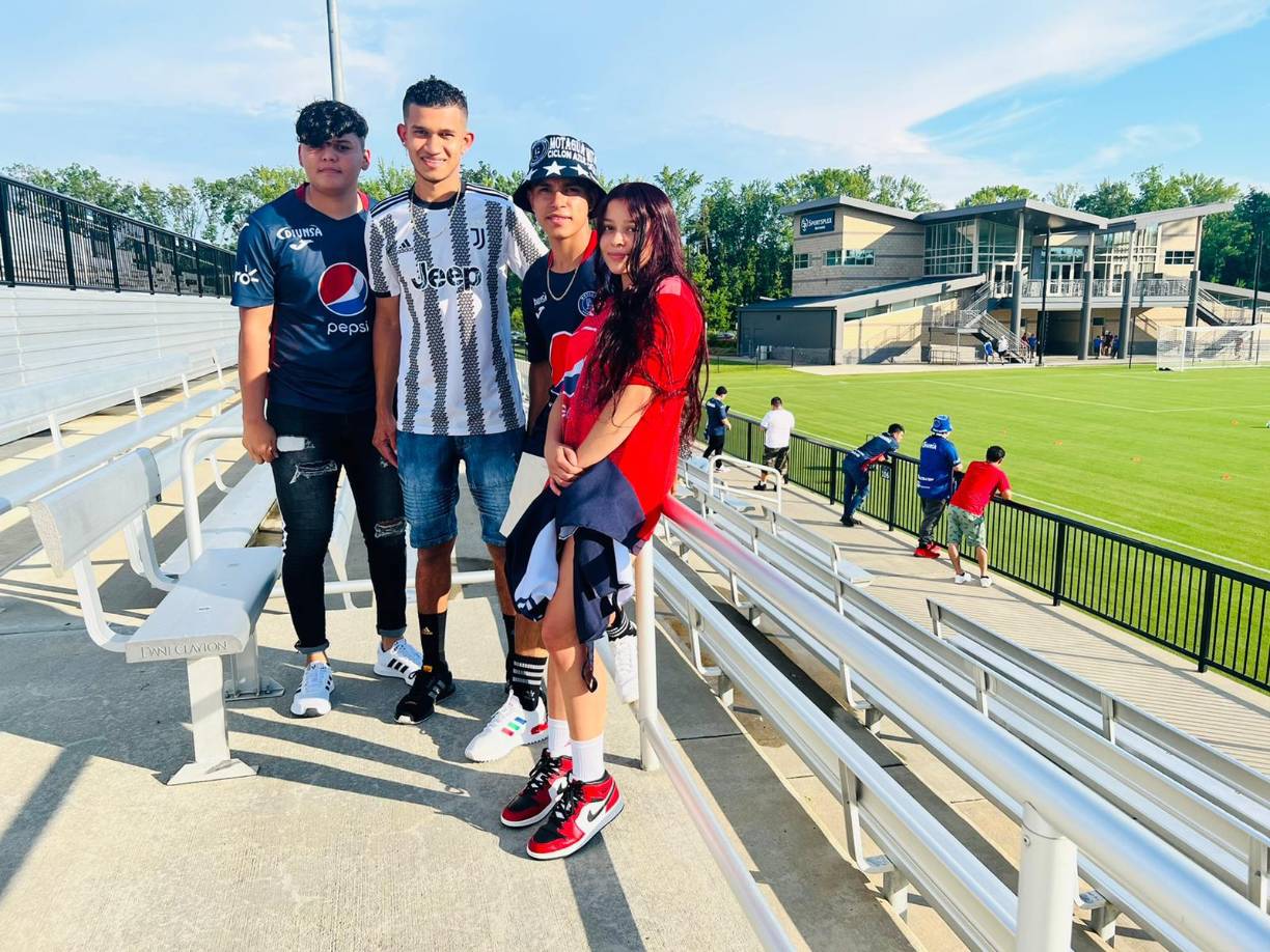 Esta fue otra de las familias que llegó para el encuentro de esta noche (6:00 P.M) ante Municipal.