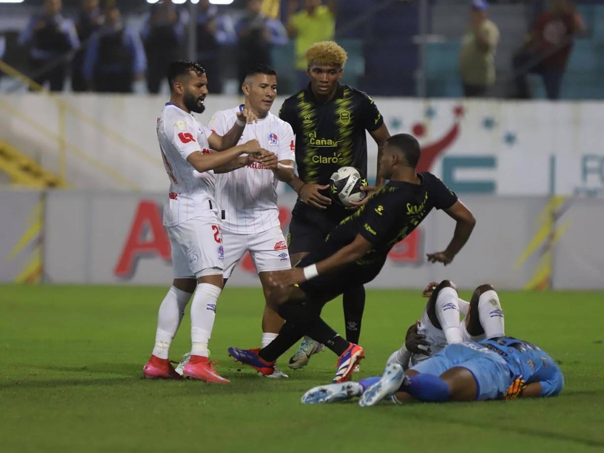 Jorge Álvarez también protagonizó otra pelea al darle este tremendo empujón a Daniel Aparicio.