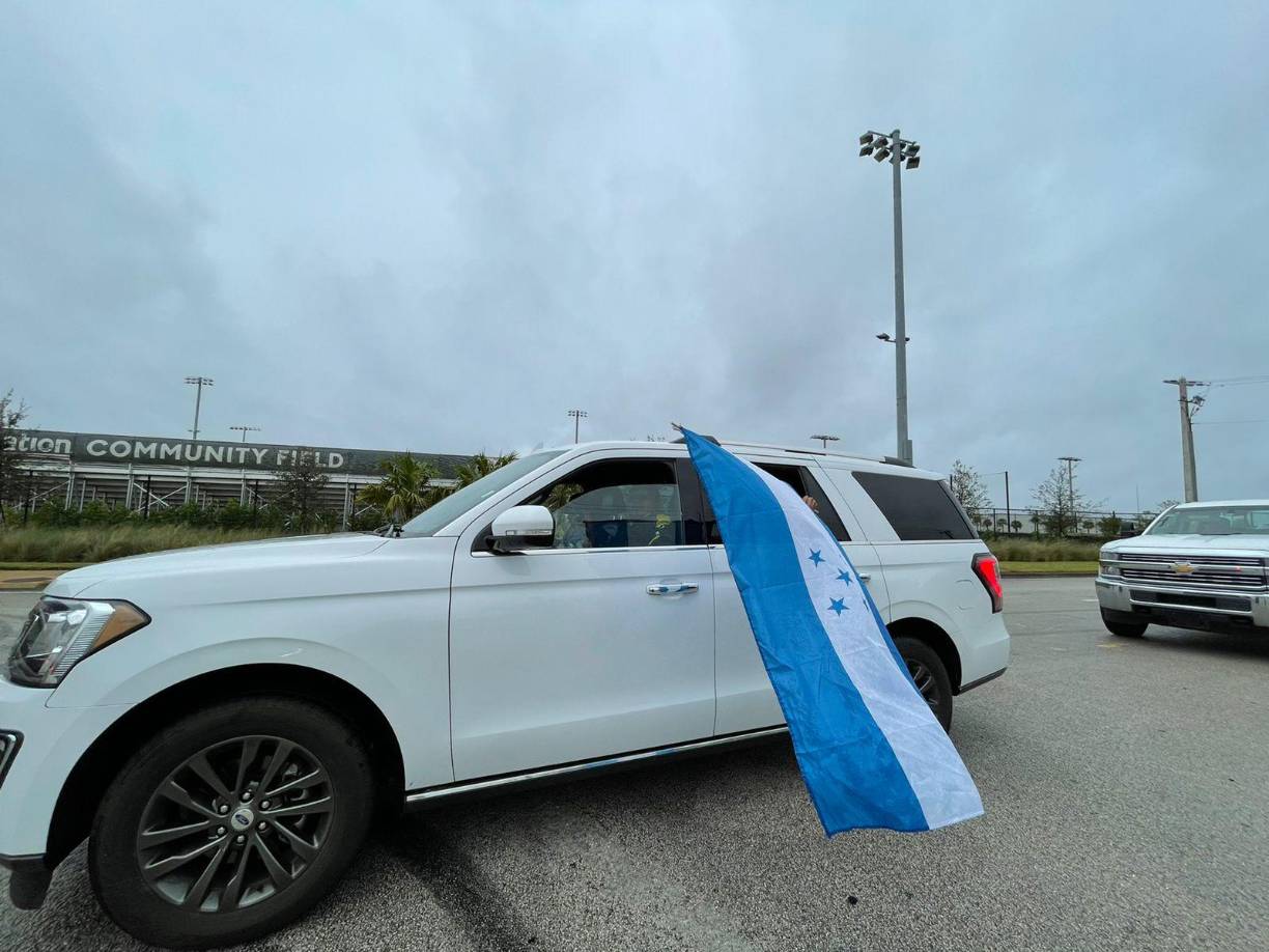 Los hondureños llegaron en sus vehículos y con orgullo han presumido la bandera de Honduras.