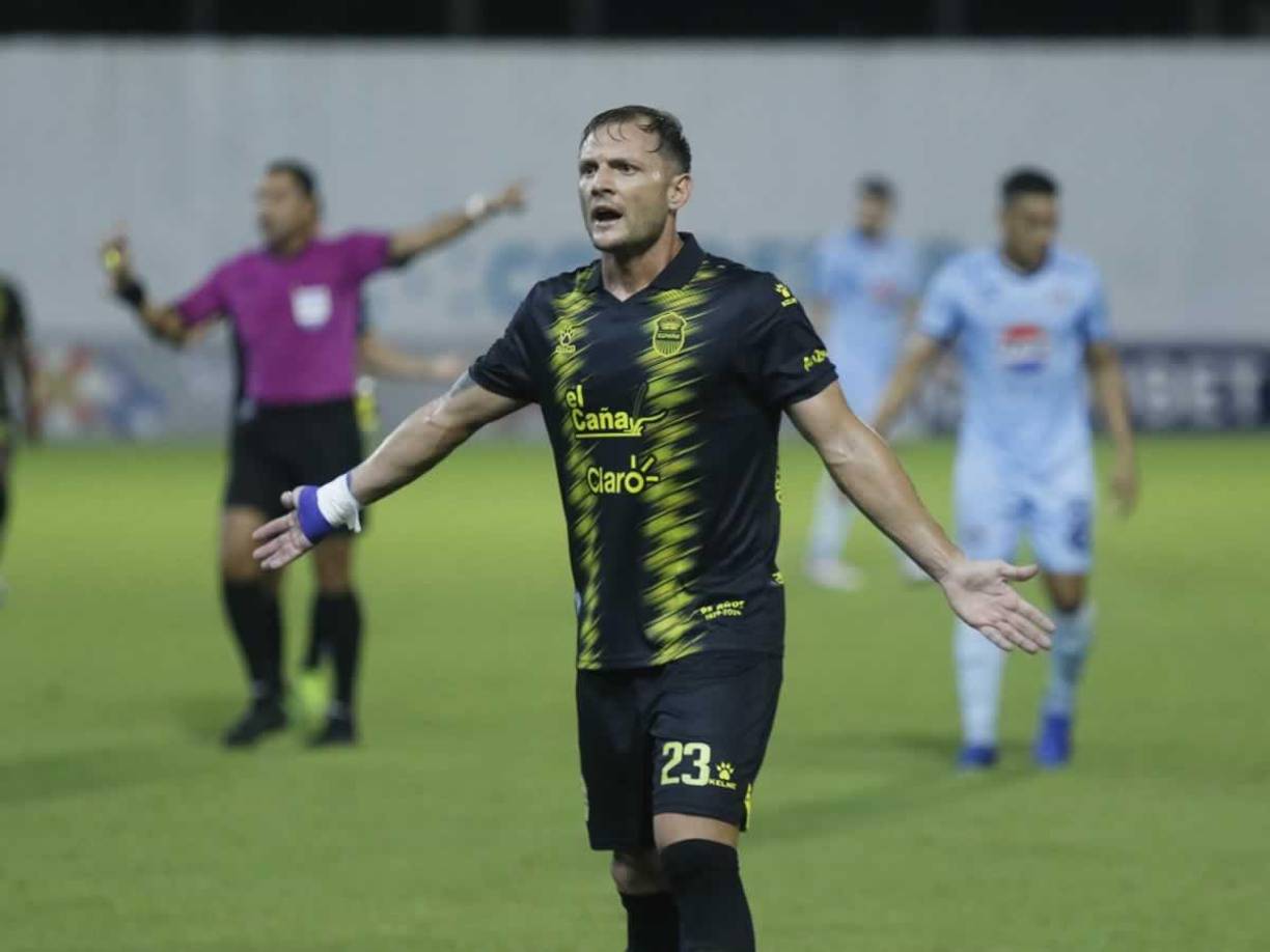 El defensa argentino Sebastián Hernández sufrió en la zona baja del Real España contra el Motagua.