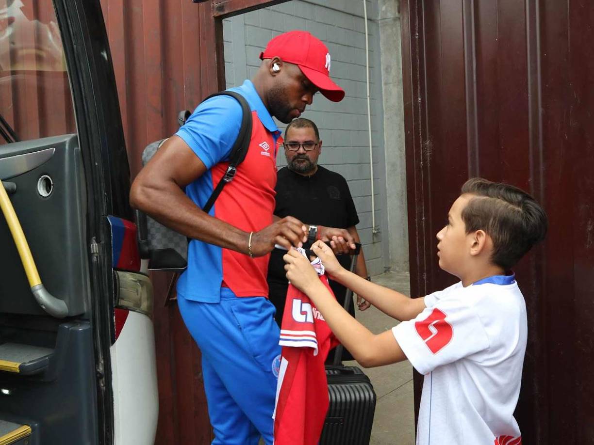 Este pequeño aficionado del Olimpia recibió al equipo y los jugadores le firmaron la camiseta.