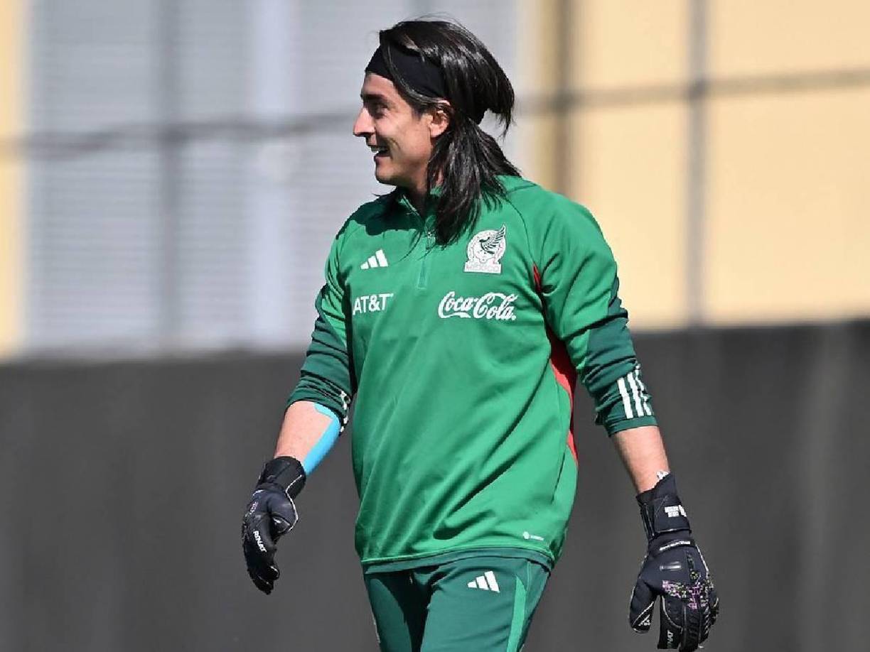 Milita en el Santos Laguna y es compañero del Choco Lozano.