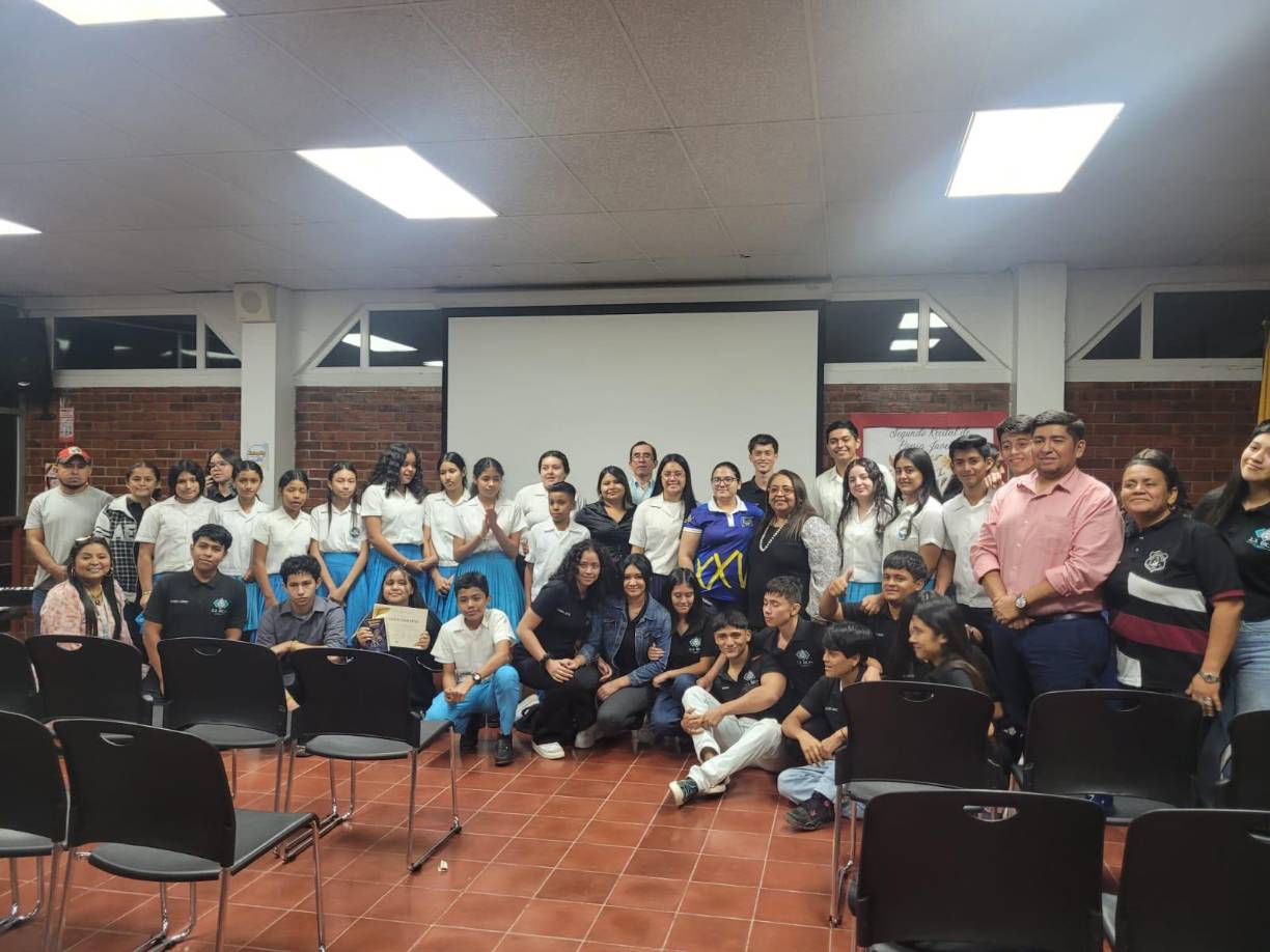 El Club de Autores Jóvenes de la Escuela Internacional Sampedrana en colaboración con La Dirección del Libro y el Documento y la Red de Bibliotecas Públicas, coordinaron el Segundo Recital de poesía juvenil, evento que reunió a talentosos estudiantes de más de siete centros educativos, quienes compartieron sus trabajos literarios en una jornada llena de creatividad y expresión artística.