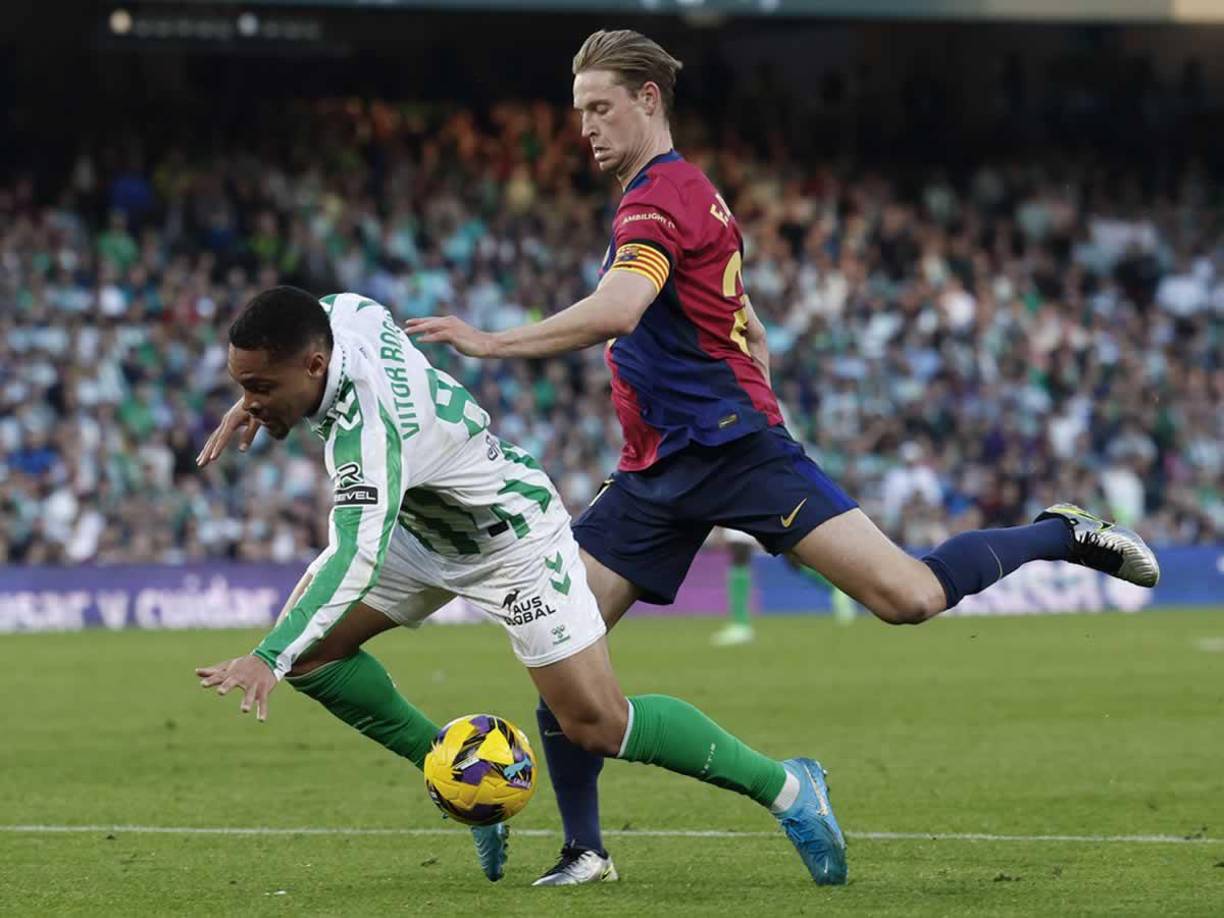 En el segundo tiempo, Frenkie de Jong entró de cambio y luego derribó a Vitor Roque en el área, provocando un penal a favor del Betis.