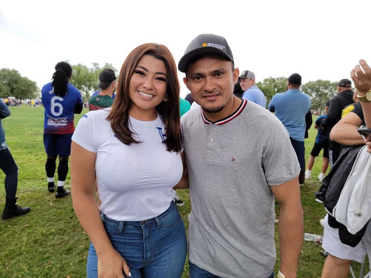 Jorge ‘El Ñangui‘ Cardona, exfutbolista del Honduras Progreso, no perdió la oportunidad para tomarse una foto con la hermosa comunicadora.