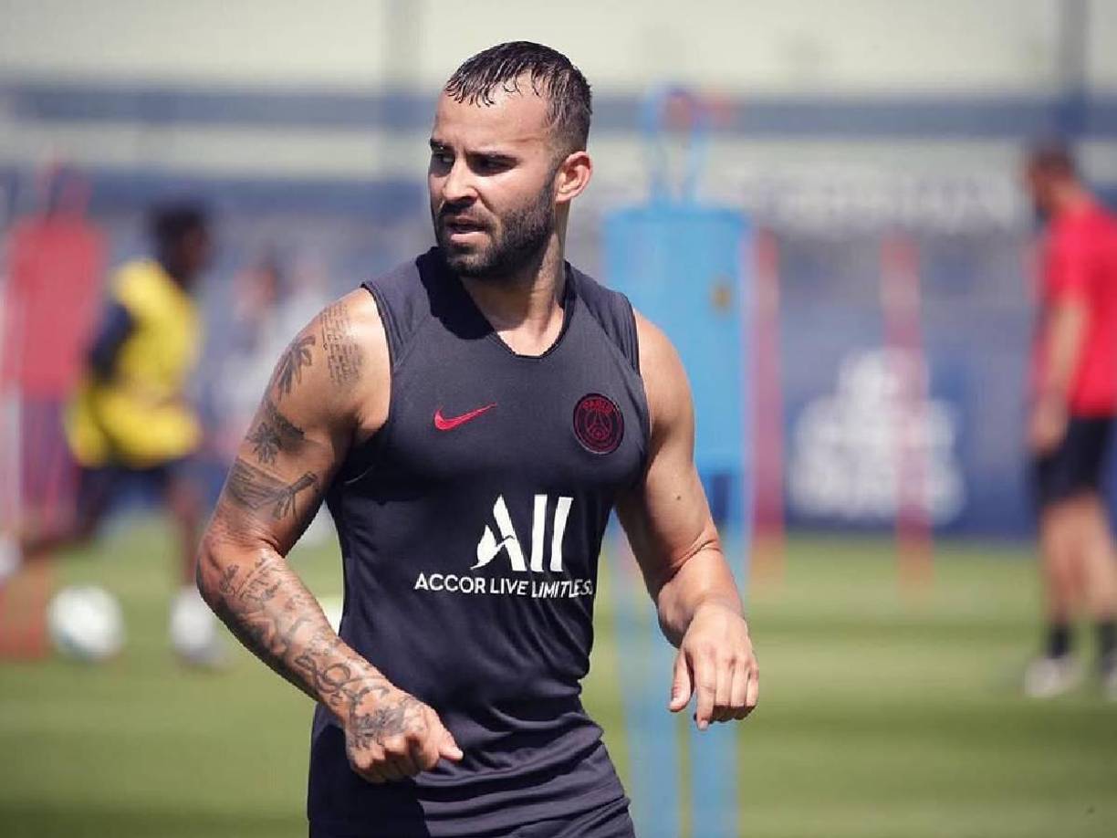 Luego de su paso por el Real Madrid se marchó al PSG y reveló el por que de su salida: “Me mejoraban el contrato y pagaban mucho más. Y mira que en el Madrid, que cobrábamos cada seis meses, pagaban muy bien. Cobraba algo menos de cinco millones de euros brutos. La primera vez que vi un millón en la cuenta dije: ‘Agüita, ¿esto por meter goles?’”.