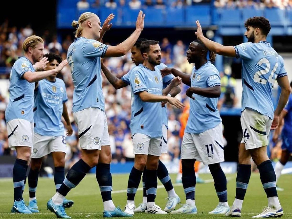 El actual campeón de la Premier League tendrá que pagar una millonaria cifra a exjugador tras la polémica en la que se vio envuelta.