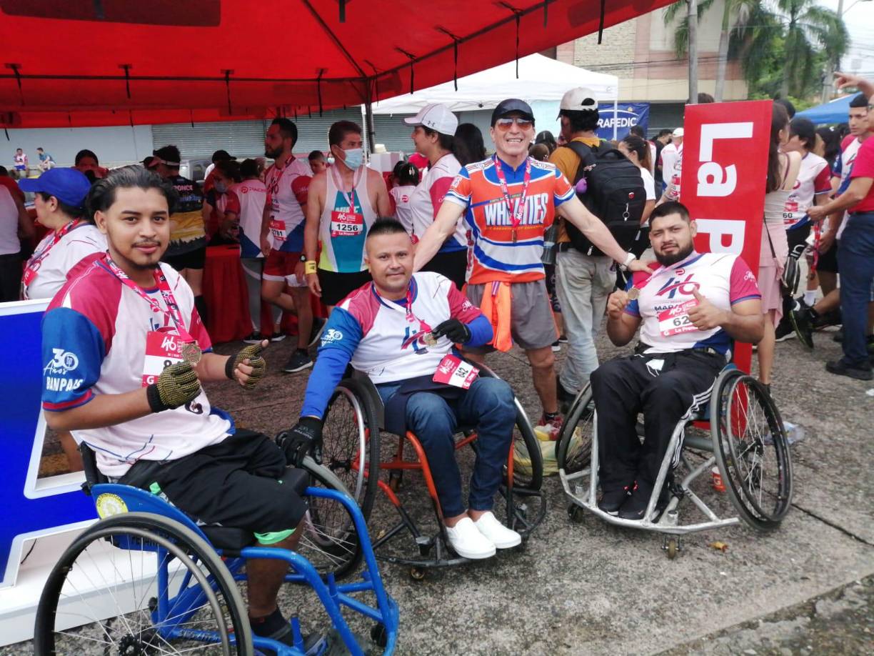 El staff de diario LA PRENSA entregó las medallas a los corredores. 