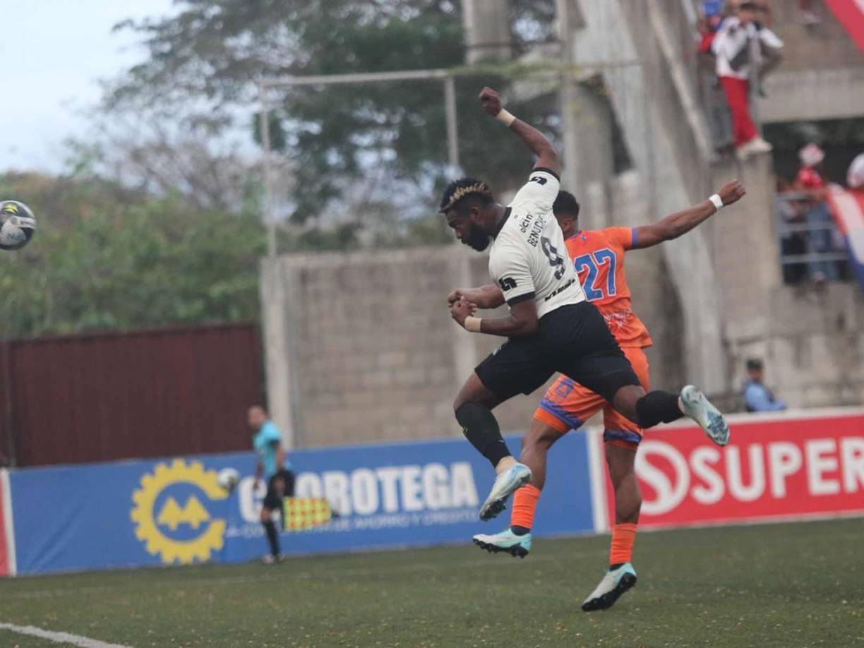 Jorge Benguché cabeceó en los primeros minutos, pero se perdió el gol en una buena oportunidad.