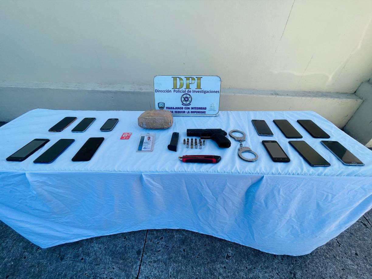 Un par de aros de presión (chachas) plateadas.