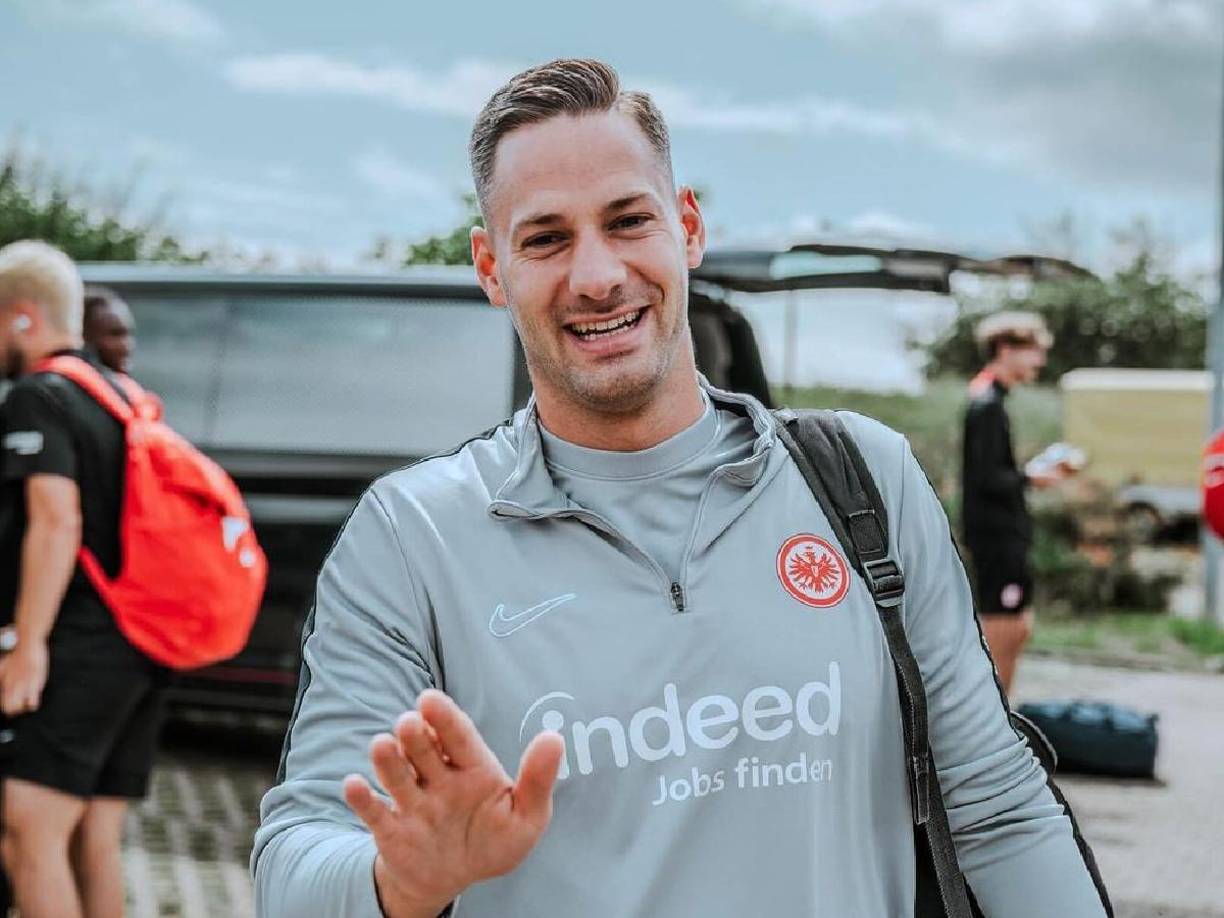 Y agregaba: “El fin de semana pasado celebró que el sub-19 alcanzara la segunda ronda de la Copa DFB Junior. Nuestros pensamientos están con su familia y seres queridos”.