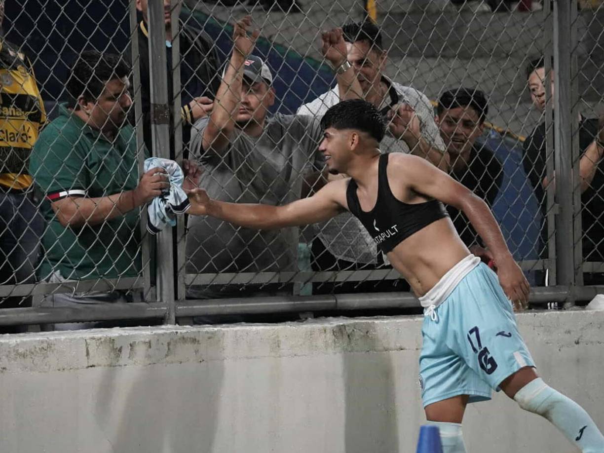 Clever Portillo, jugador de Motagua que entró de cambio, regaló su camiseta a un aficionado al final del partido.