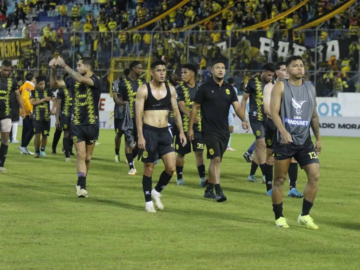 Los rostros de decepción de los jugadores del Real España tras perder contra Motagua en la ida de la semifinal.