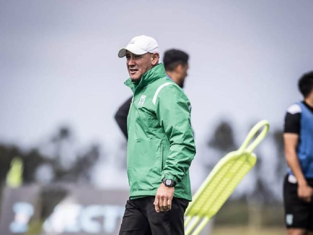 Eduardo Espinel, nuevo técnico del Olimpia, habló con el medio uruguayo Radio Sport 890 y mencionó: “Olimpia es el Peñarol o Nacional de Honduras; sabemos la responsabilidad que estamos asumiendo”.