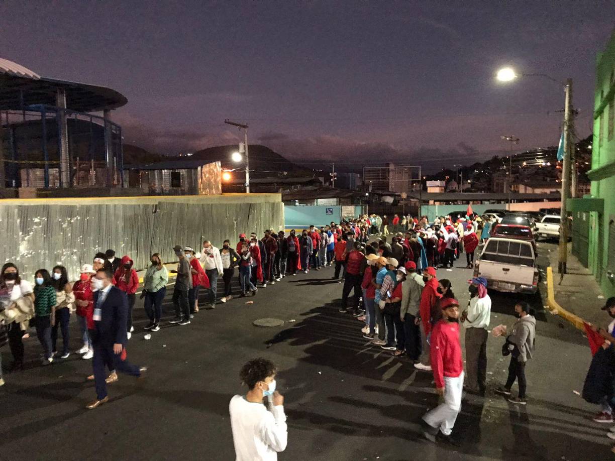 En el corazón de la ciudad, miles de personas esperan a ingresar. Los controles de seguridad impiden ingresar con armas. El control es estricto, con el objetivo de evitar que el aforo exceda lo presupuestado. 