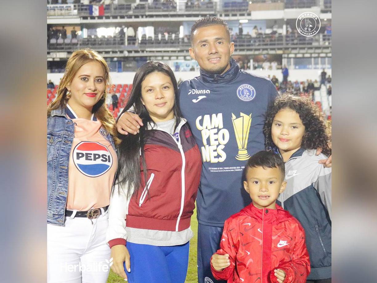 Walter Martínez estuvo acompañado por su linda familia en la celebración del campeón Motagua.