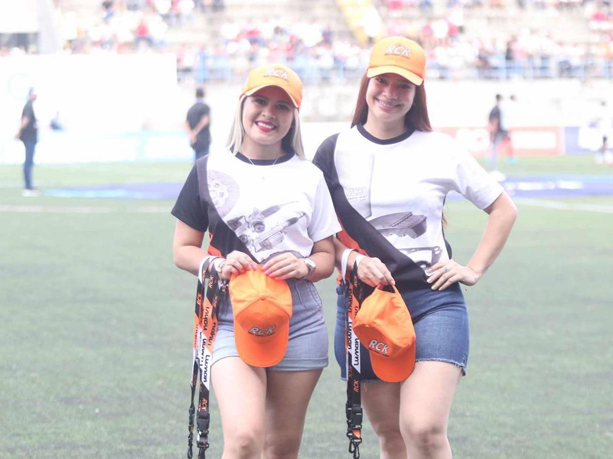 Bellas chicas adornaron la cancha del estadio Emilio Williams de Choluteca.