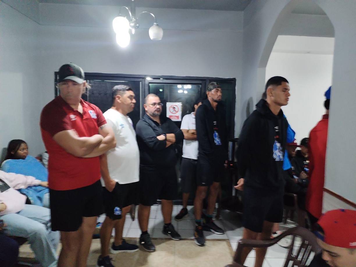 “Salir a la cancha cuando te levantas en la madrugada con una tragedia tan grande...De hecho hoy no volvemos a Tegucigalpa, nos vamos para La Ceiba a despedir a Demetri”, expresaba el entrenador antes de su salida a La Ceiba. 