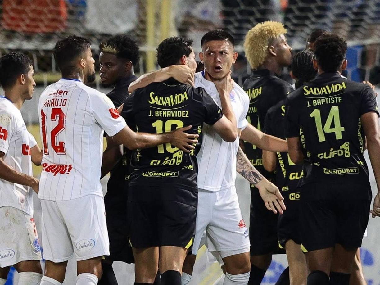 Jhow Benavídez agarró del cuello a Jonathan Paz durante el zafarrancho.