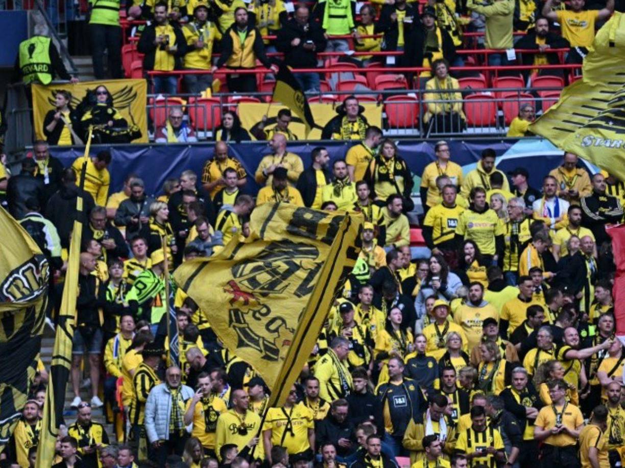 La batalla de los decibelios la ganó en muchos casos la hinchada del Dortmund, especialmente entusiasta frente a unos madridistas ya más acostumbrados a vivir las horas previas de una gran final.