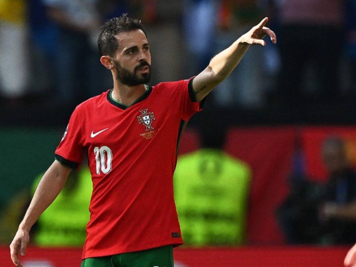 Bombazo. El Bayern Múnich se ha interesado en fichar al portugués Bernardo Silva . El portugués tiene una cláusula de rescisión de 50 millones de euros en su contrato con el Manchester City, que finaliza en 2026.